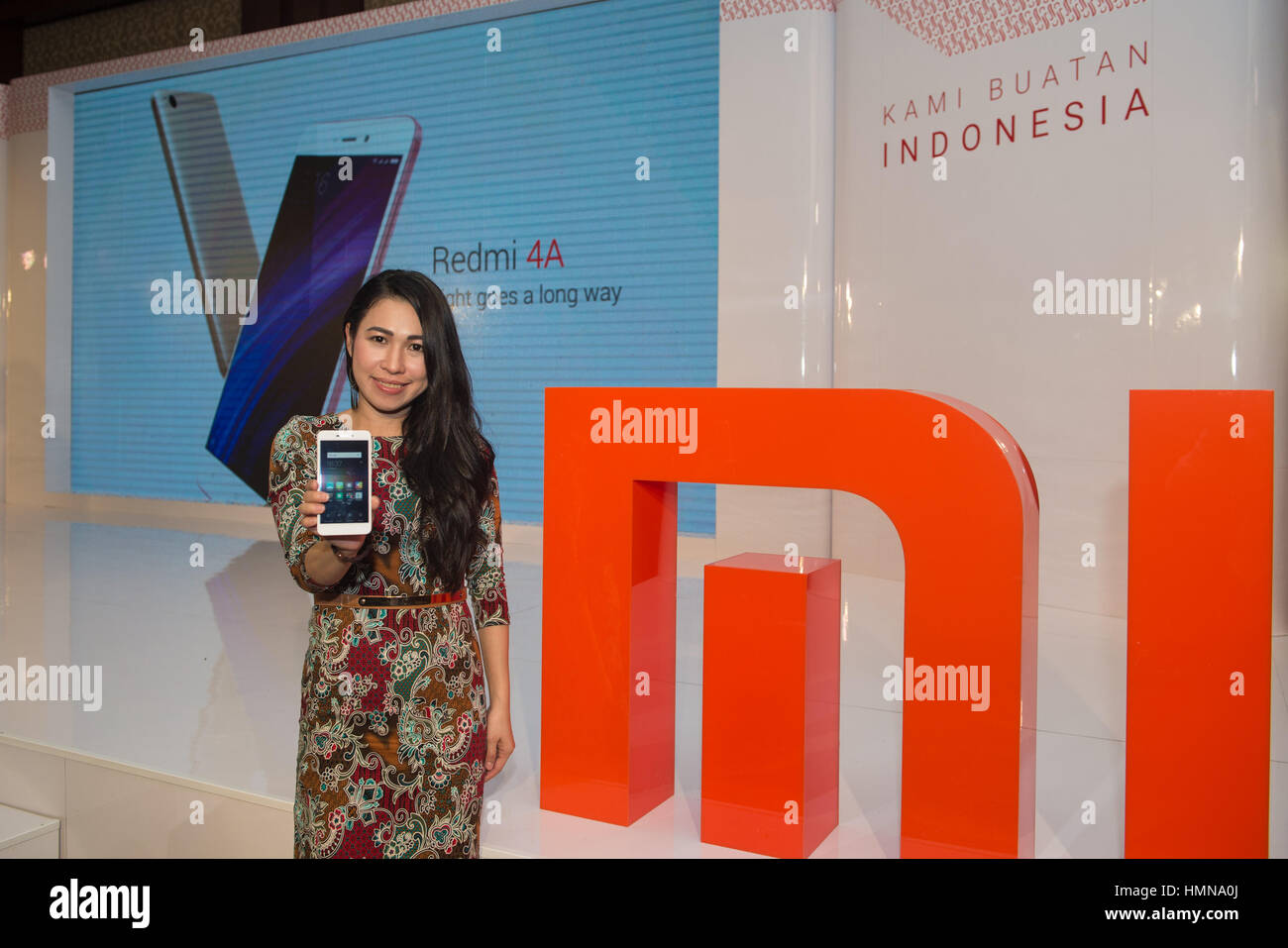 Jakarta, Indonésie. 10 fév, 2017. Un ventilateur Mi montre un nouveau téléphone intelligent 'Redmi 4A', qui est le premier type de téléphone intelligent de Xiaomi fabriqués en Indonésie, à Jakarta, capitale de l'Indonésie, le 10 février 2017. Crédit : Du Yu/Xinhua/Alamy Live News Banque D'Images