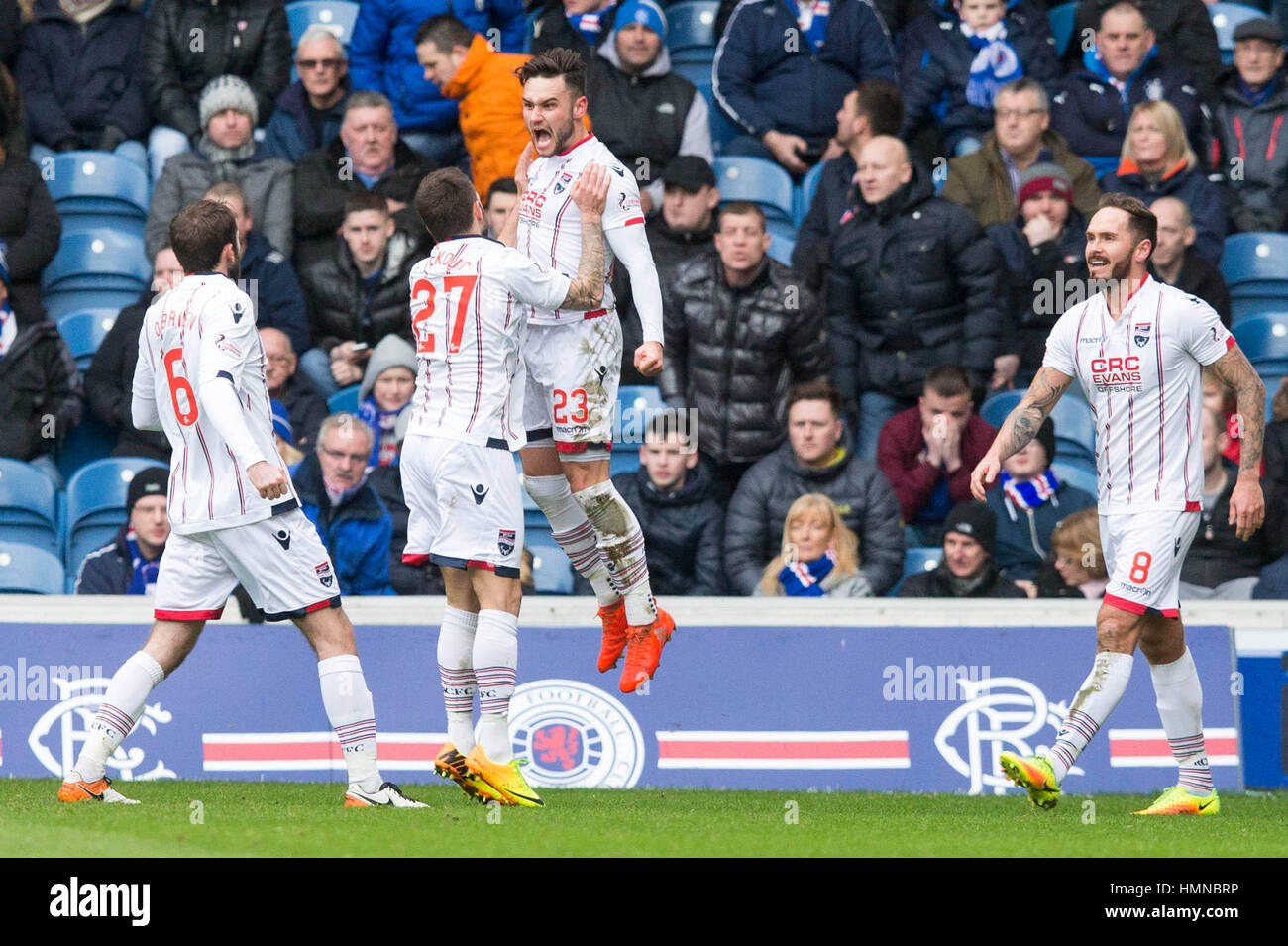 Ross County's Alex Schalk fête marquant son premier but côtés pendant le match de championnat écossais de Ladbrokes Ibrox Stadium, Glasgow. Banque D'Images