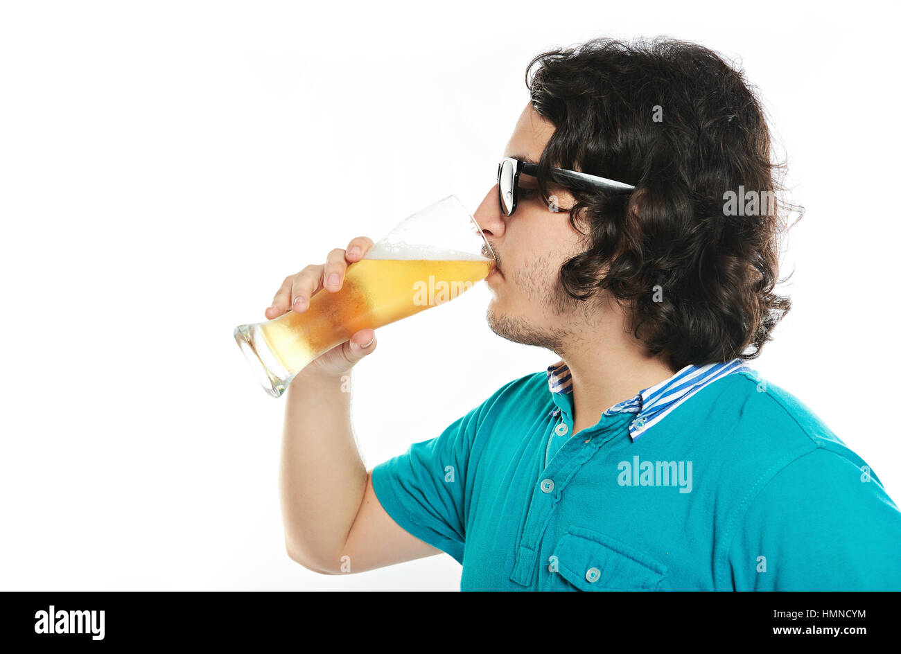 Young hispanic man drink beer isolated on white Banque D'Images