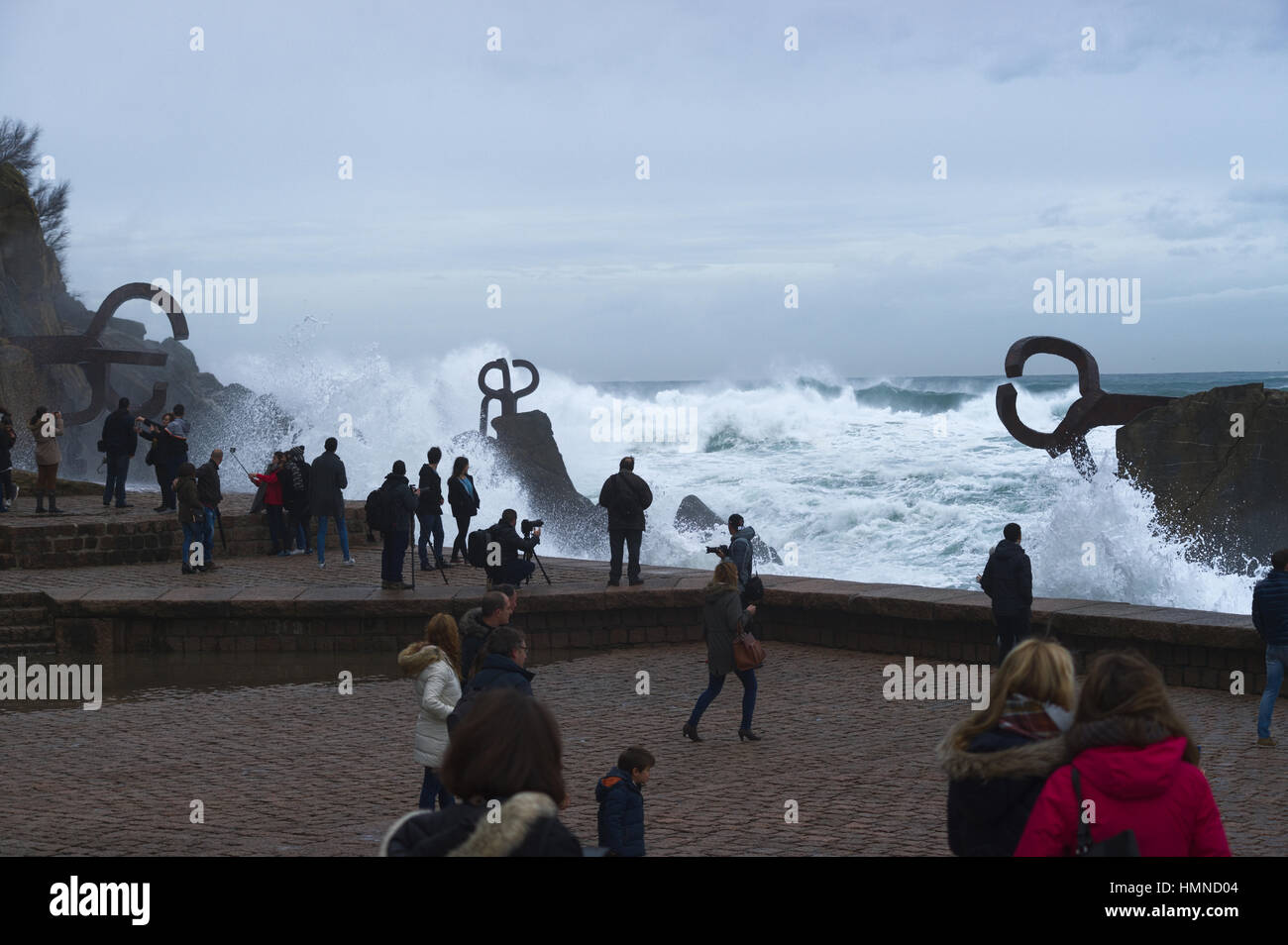 Les habitants et les touristes visiter le peigne du vent pour voir les vagues se brisant sur les sculptures d'Eduardo Chillida Banque D'Images