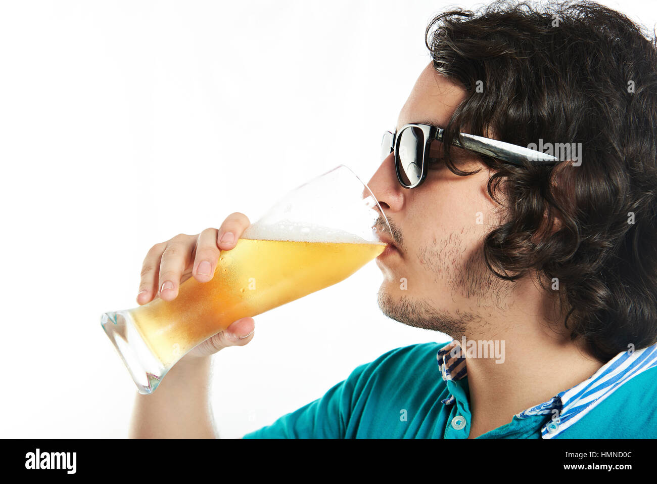 Profil de l'Homme à lunettes drink beer isolated on white Banque D'Images
