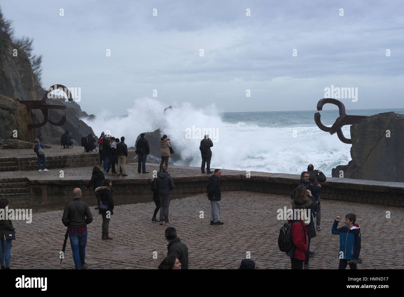Les habitants et les touristes visiter le peigne du vent pour voir les vagues se brisant sur les sculptures d'Eduardo Chillida Banque D'Images