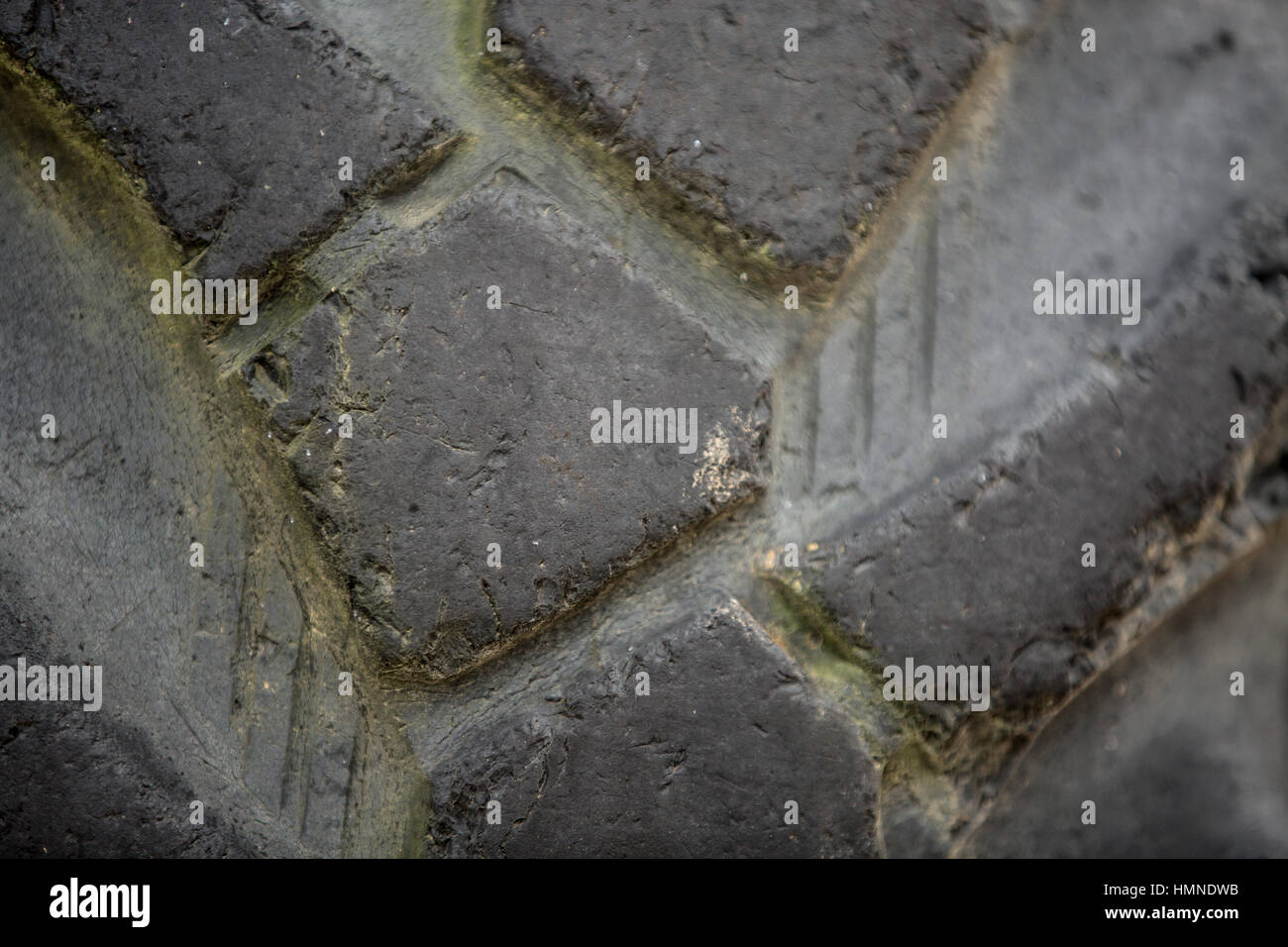 Un gros plan d'un vieux pneu du tracteur. Banque D'Images