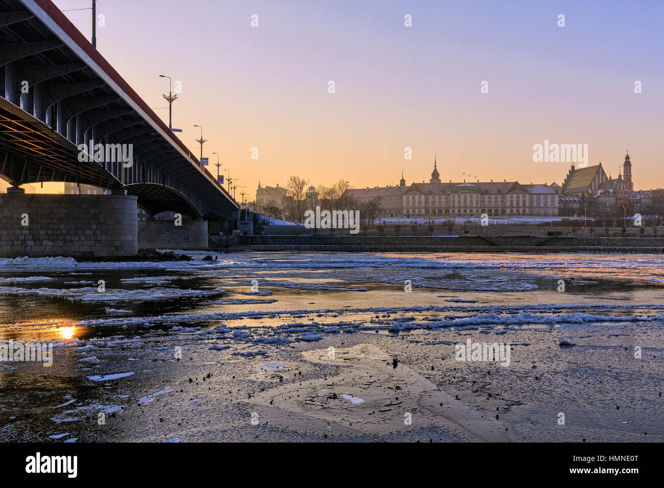 Varsovie, la vue de la rivière qui coule de frasil Banque D'Images