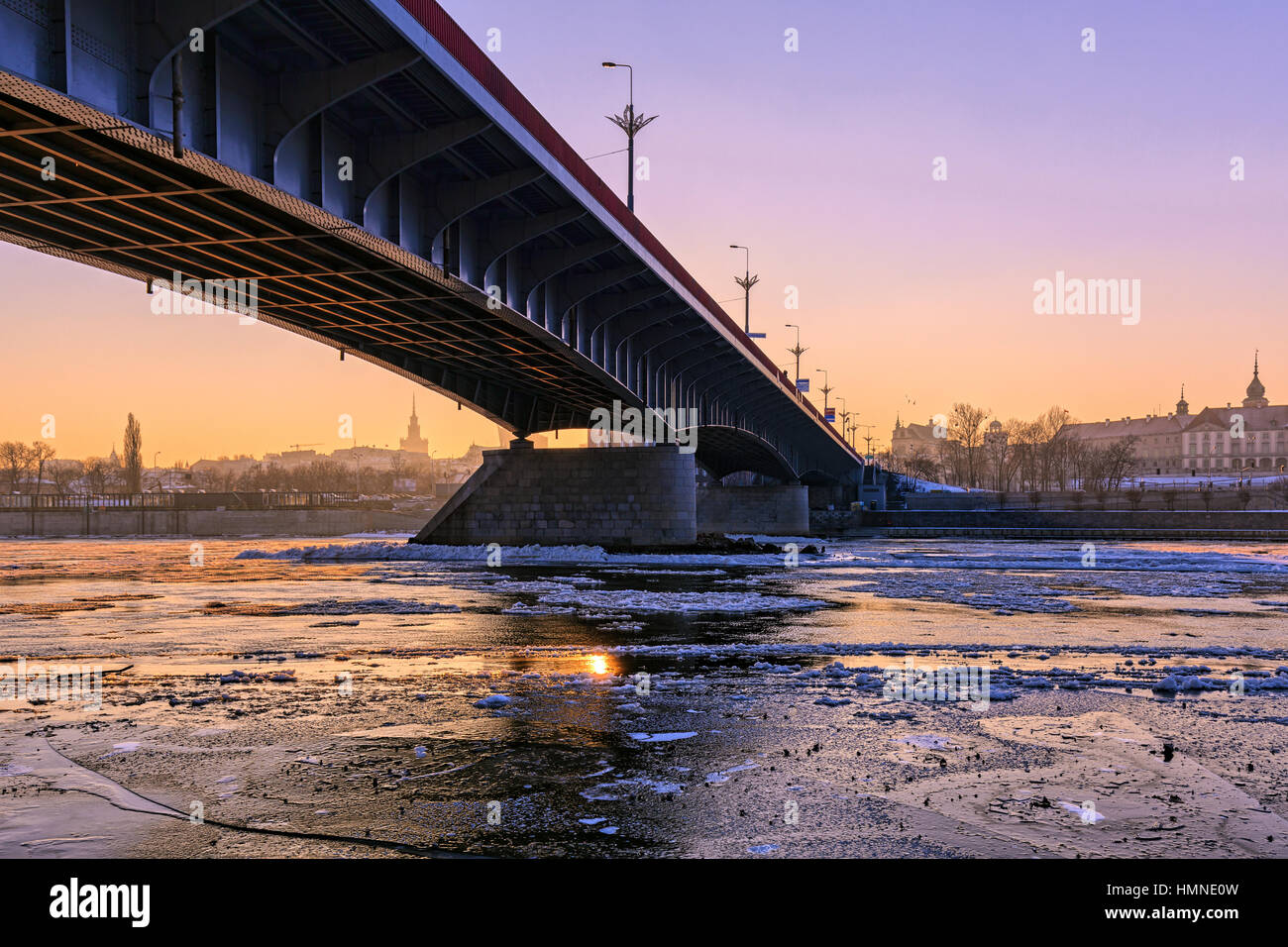 Varsovie, la vue de la rivière qui coule de frasil Banque D'Images