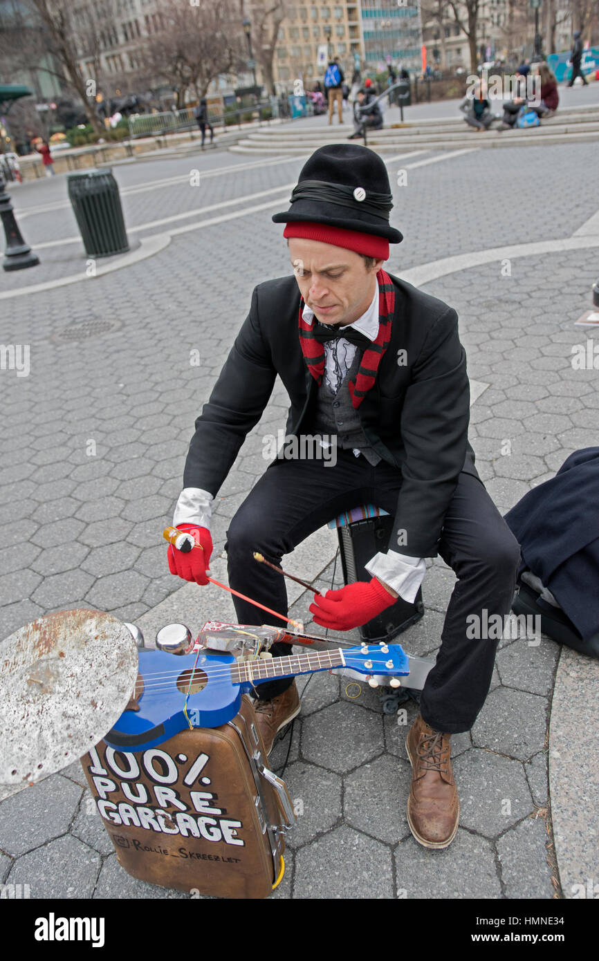 One Man Band Rollie Skreezlet d'effectuer sur les instruments qui sont 100 % fabriqué à partir de déchets. Dans la région de Union Square Park, New York City. Banque D'Images