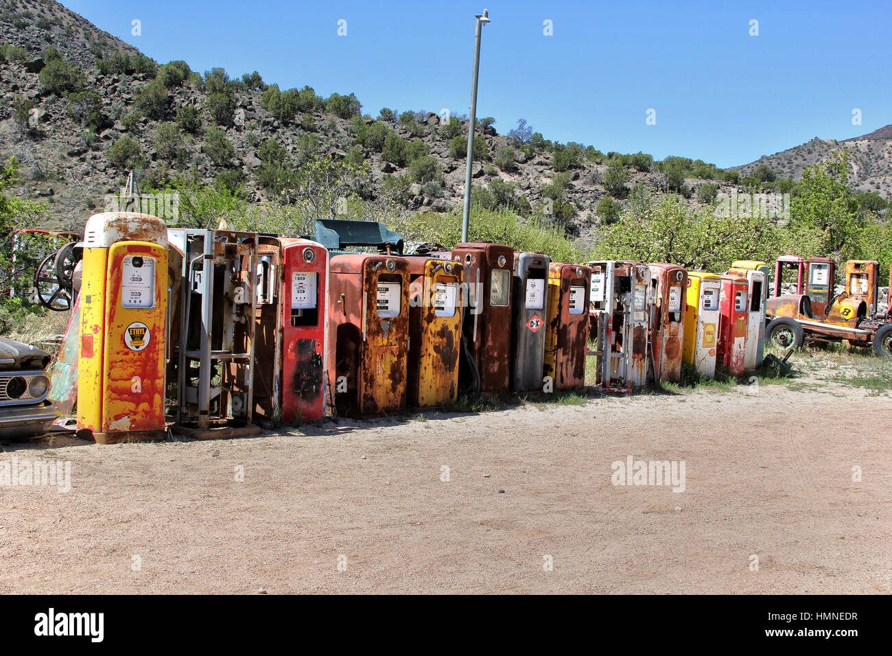 Allée de l'essence - gaz classique sur la route basse de Taos au Nouveau-mexique dispose d'automobiles et de souvenirs historiques liés ainsi que des morceaux de vieilles voitures. Banque D'Images