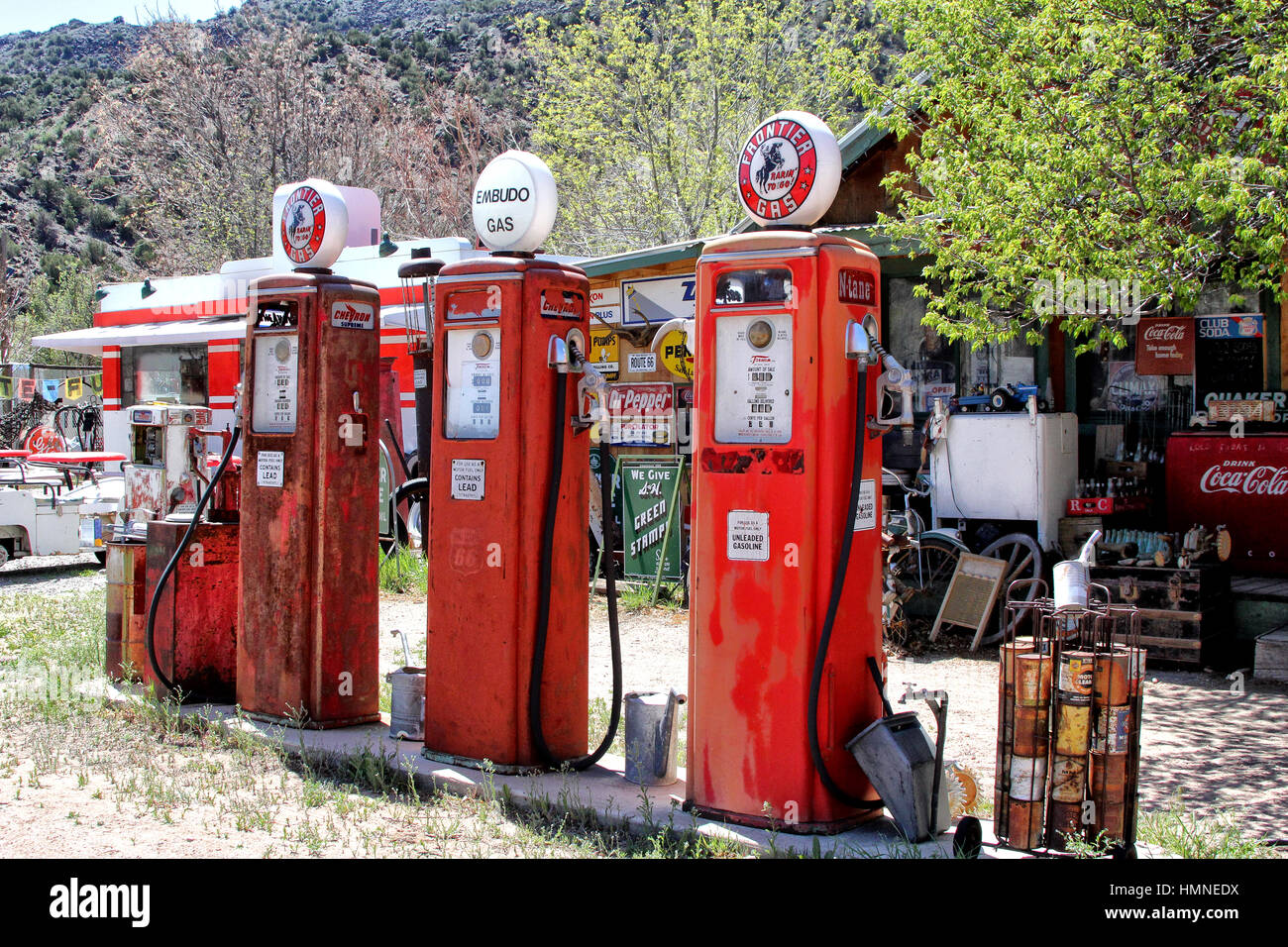 Allée de l'essence - gaz classique sur la route basse de Taos au Nouveau-mexique dispose d'automobiles et de souvenirs historiques liés ainsi que des morceaux de vieilles voitures. Banque D'Images