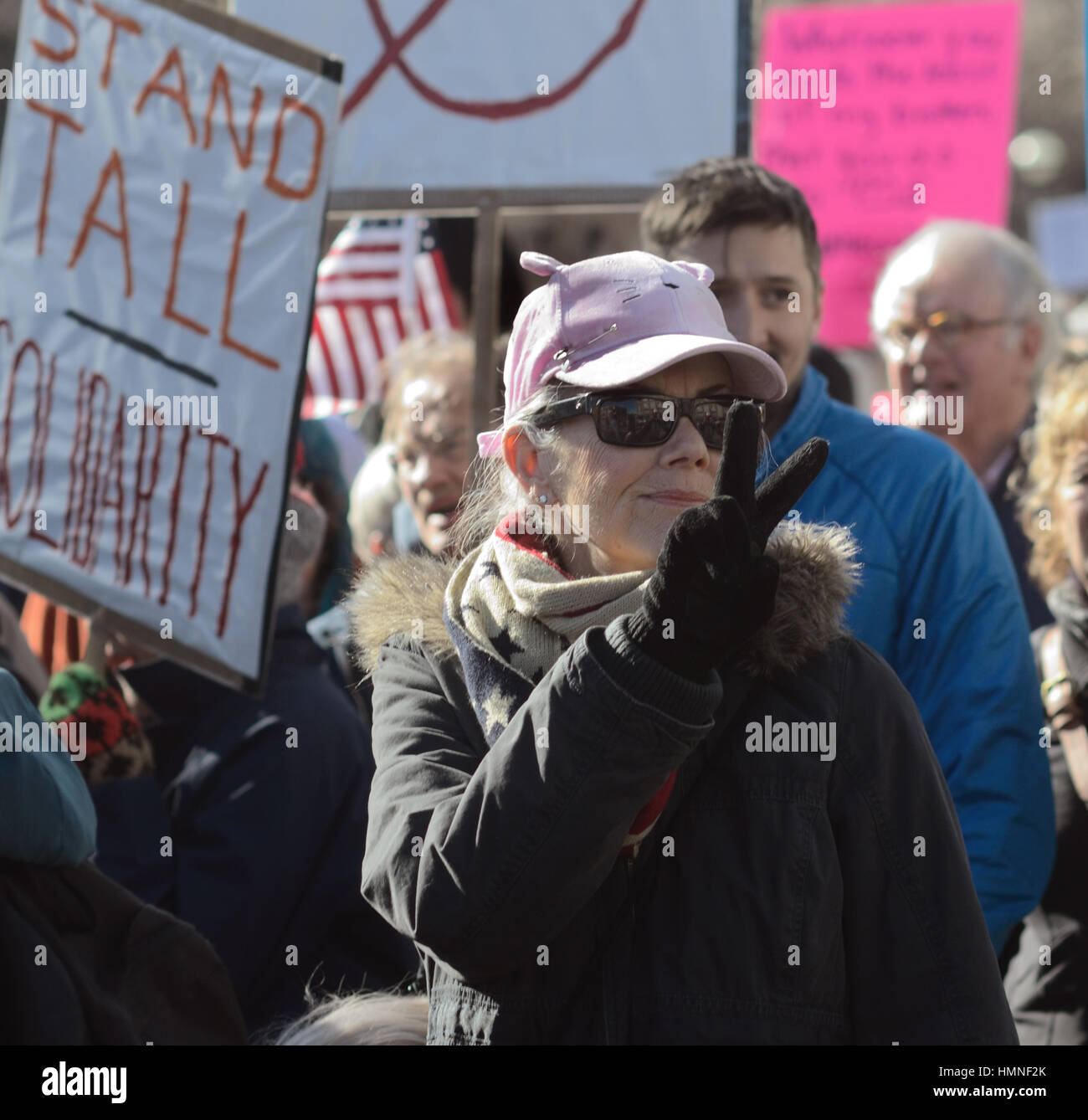 Environ 1 000 personnes ont manifesté et mars à Boulder, CO4, Février 2017 en opposition à la politique du président Donald Trump Banque D'Images