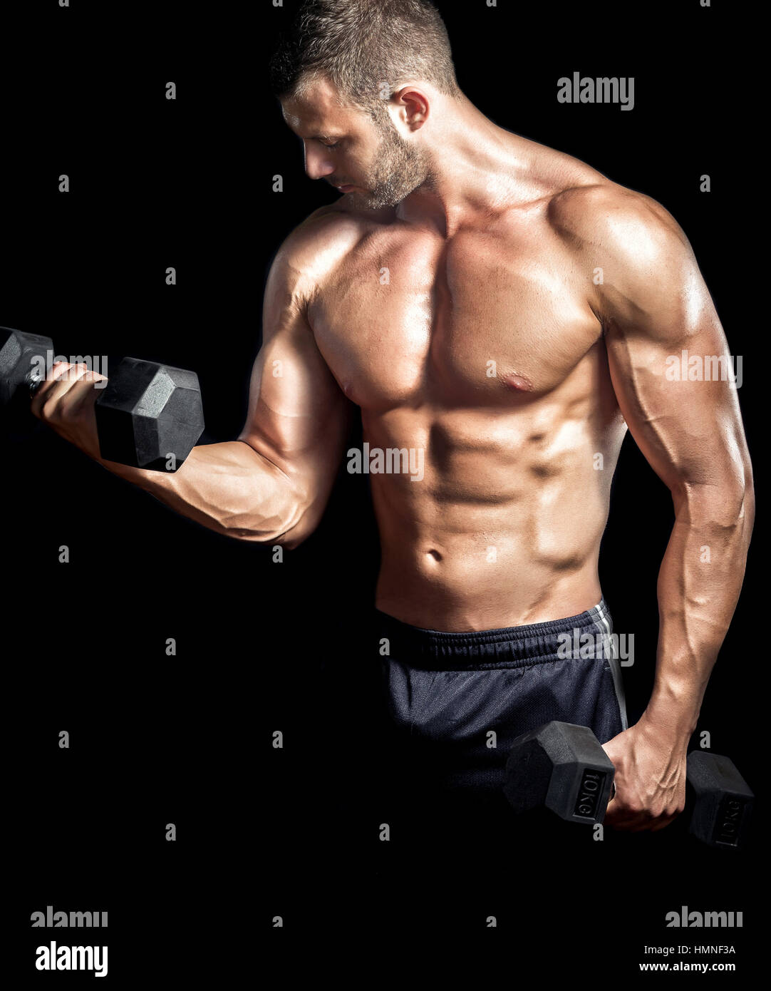Young adult man doing barbell appuyez sur dans la salle de sport. Fond noir. Formation de gym d'entraînement. Banque D'Images