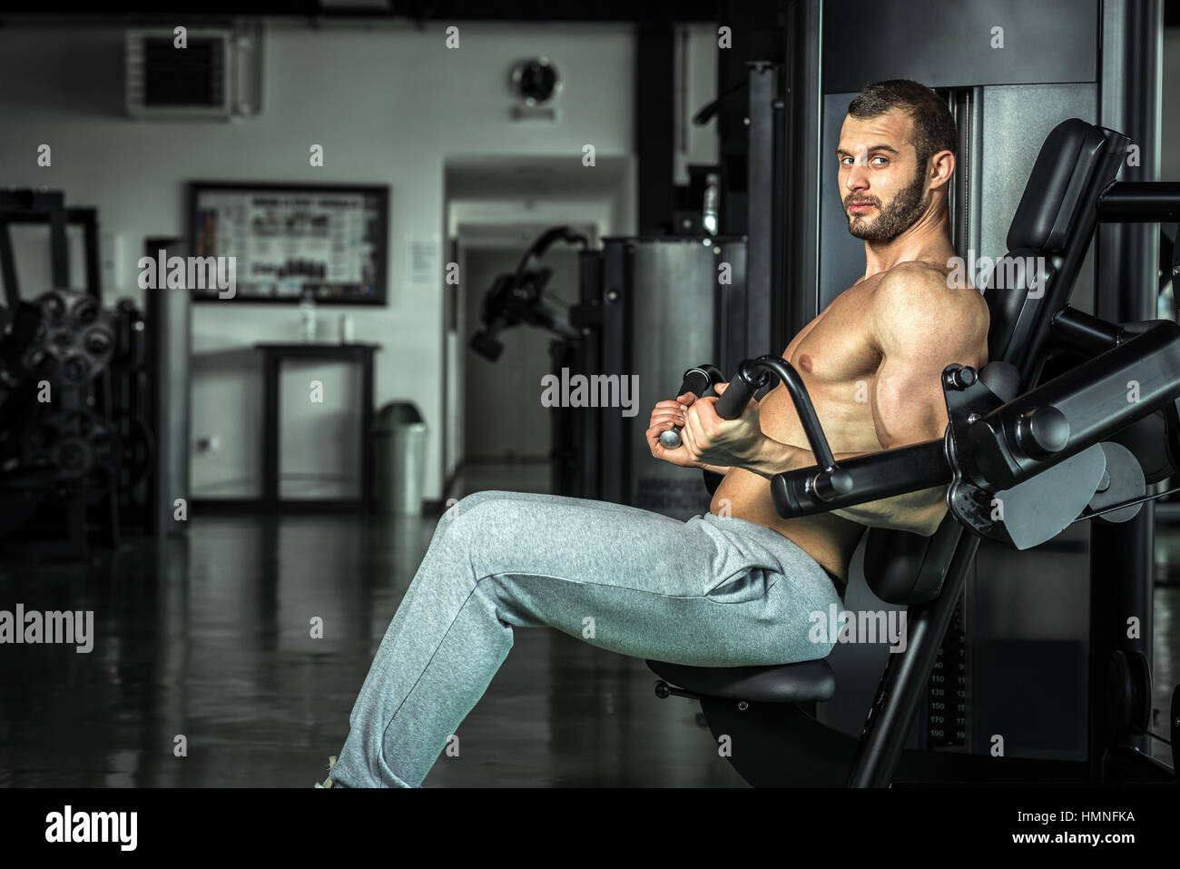 Homme travaillant sur machine à biceps curl Banque D'Images