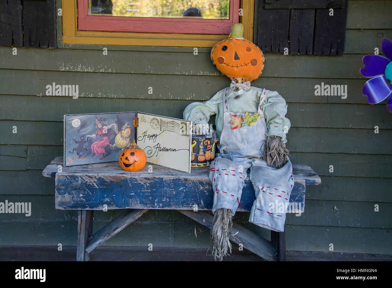 Un drôle de doll nous souhaite un joyeux hallowen sur une ferme dans le Maine, USA Banque D'Images