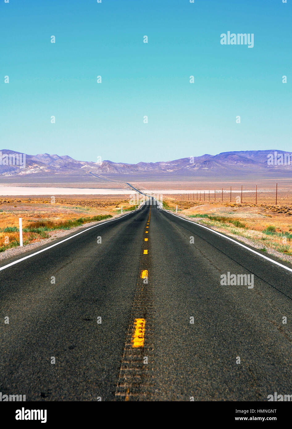 Un été chaud une route déserte près de Carson City dans le Nevada, USA Banque D'Images