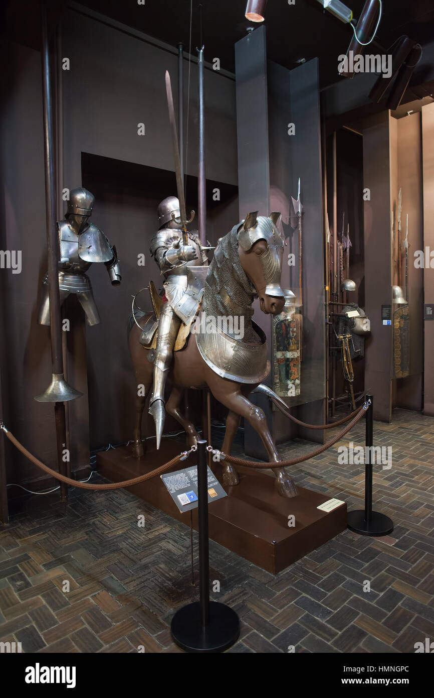 Chevalier de cavalerie sur un cheval avec une armure de plaque complète, exposition au Musée de l'armée polonaise à Varsovie, Pologne, Europe Banque D'Images