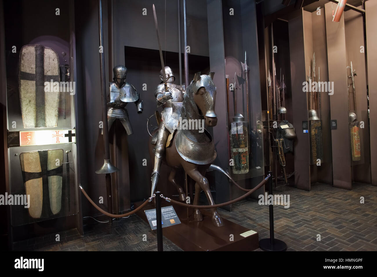 Cavalerie médiévale chevalier sur un cheval avec une armure de plaque complète et l'épée, boucliers, polyaxes et hallebardes, Musée de l'armée polonaise à Varsovie, Pologne, Europe Banque D'Images