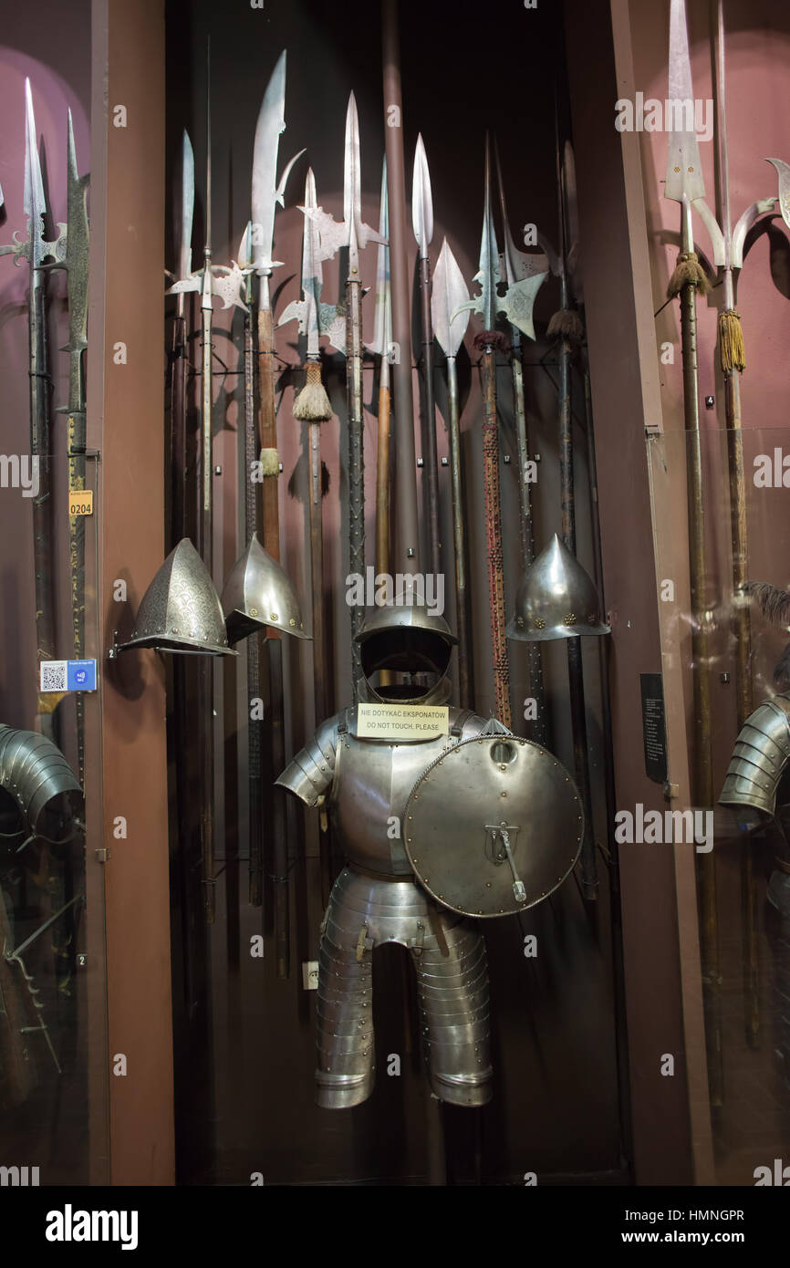 Armes historiques polyaxes et hallebardes, armure de plaque avec casque et bouclier, Musée de l'armée polonaise à Varsovie, Pologne, Europe Banque D'Images