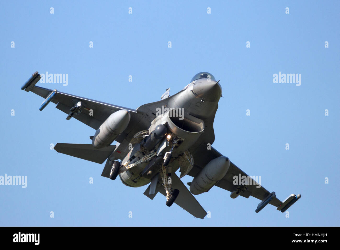 LEEUWARDEN, Pays-Bas - Apr 11, 2016 : Avant de voir une armée de l'air F-16 Fighter jet landing. Banque D'Images
