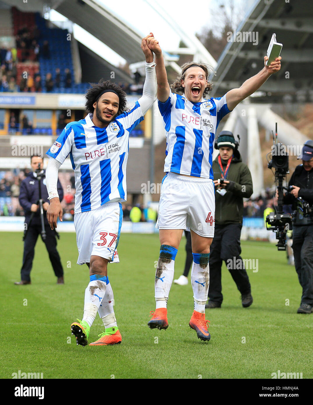 Huddersfield Town's marqué Michael Héfèle (droite) et Ésaïe Brown célèbrent après le coup de sifflet final lors de la Sky Bet Championship match à la John Smith's Stadium, Huddersfield. Banque D'Images