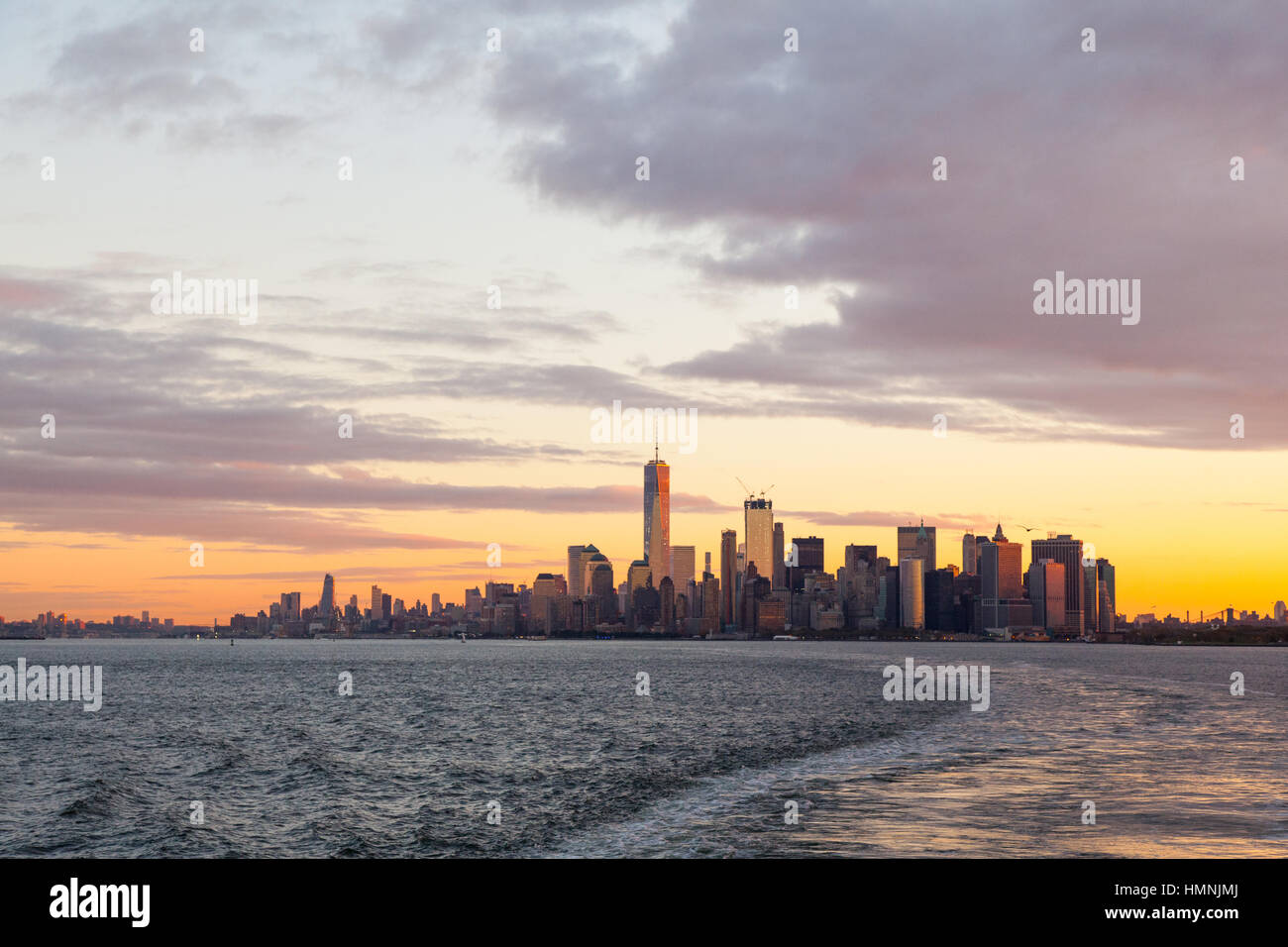 L'île de Manhattan à l'aube de la photographié Staten Island Ferry, New York, États-Unis d'Amérique. Banque D'Images