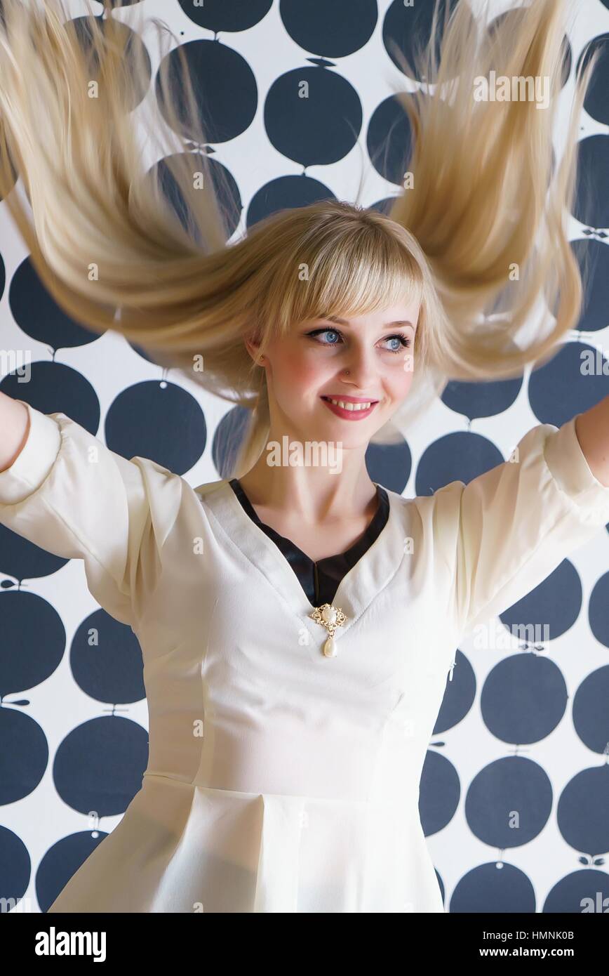 Belle blonde modèle girl au salon de beauté Banque D'Images