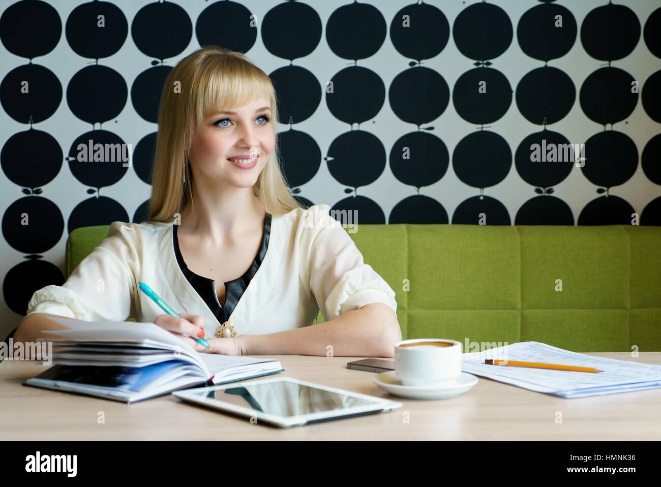 Femme assise au café pendant pause café Banque D'Images
