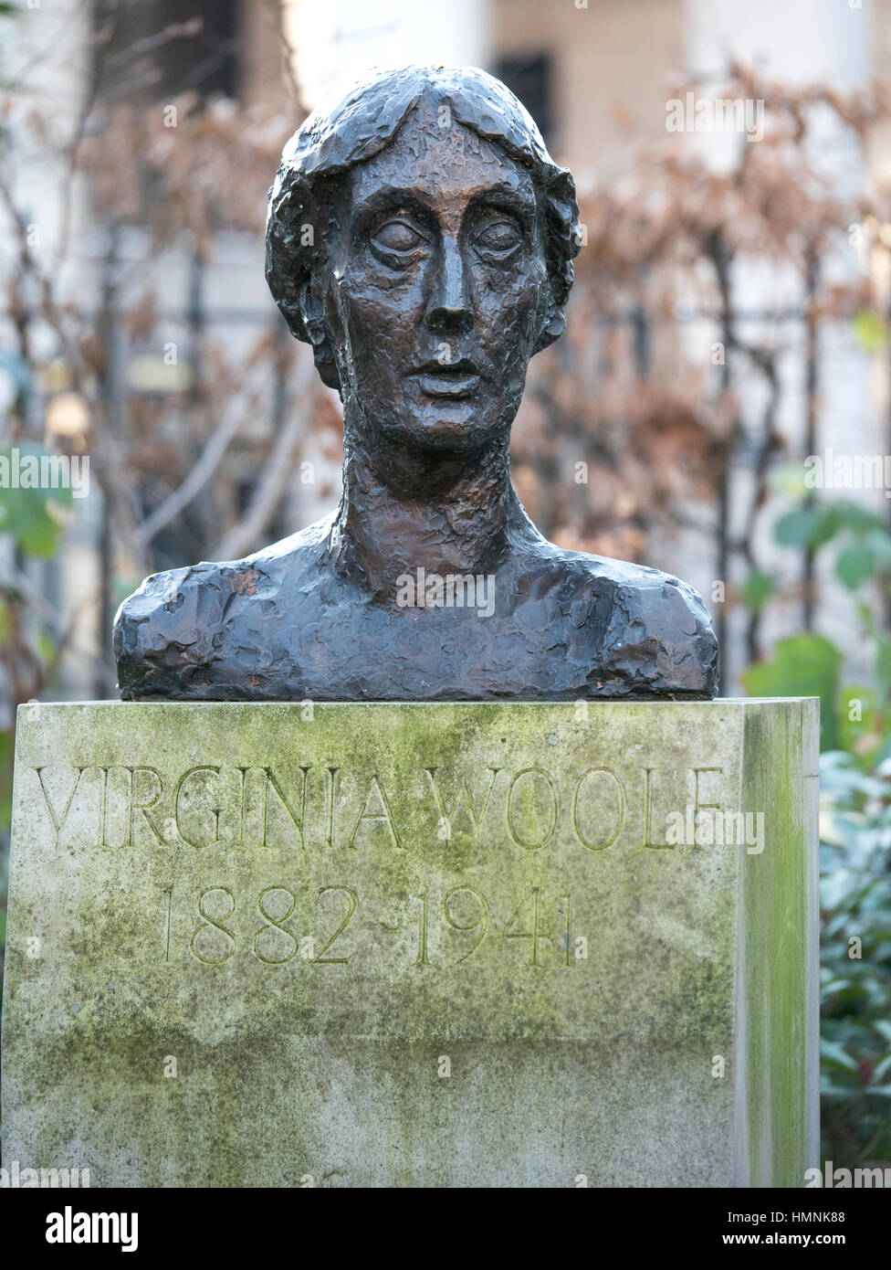 Virginia Woolf Statue en Tavistock Square dans le quartier de Bloomsbury à Londres Banque D'Images