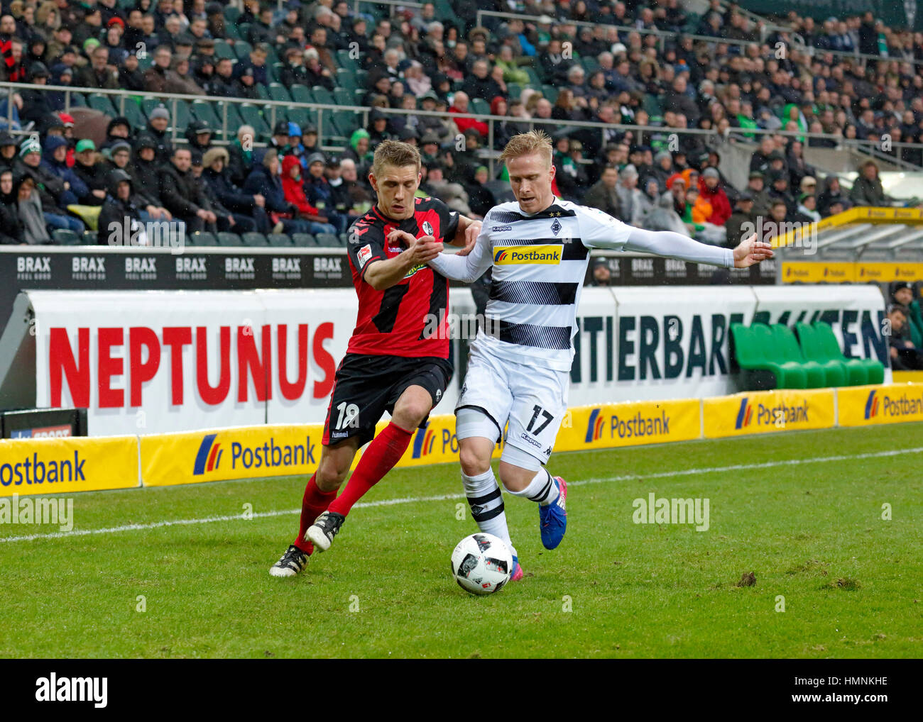 Sports, football, Bundesliga Borussia Moenchengladbach, 2016/2017, contre SC Freiburg 3:0, stade Borussia Park, scène du match, Nils Petersen (Freiburg) gauche et Oscar Wendt (MG) Banque D'Images