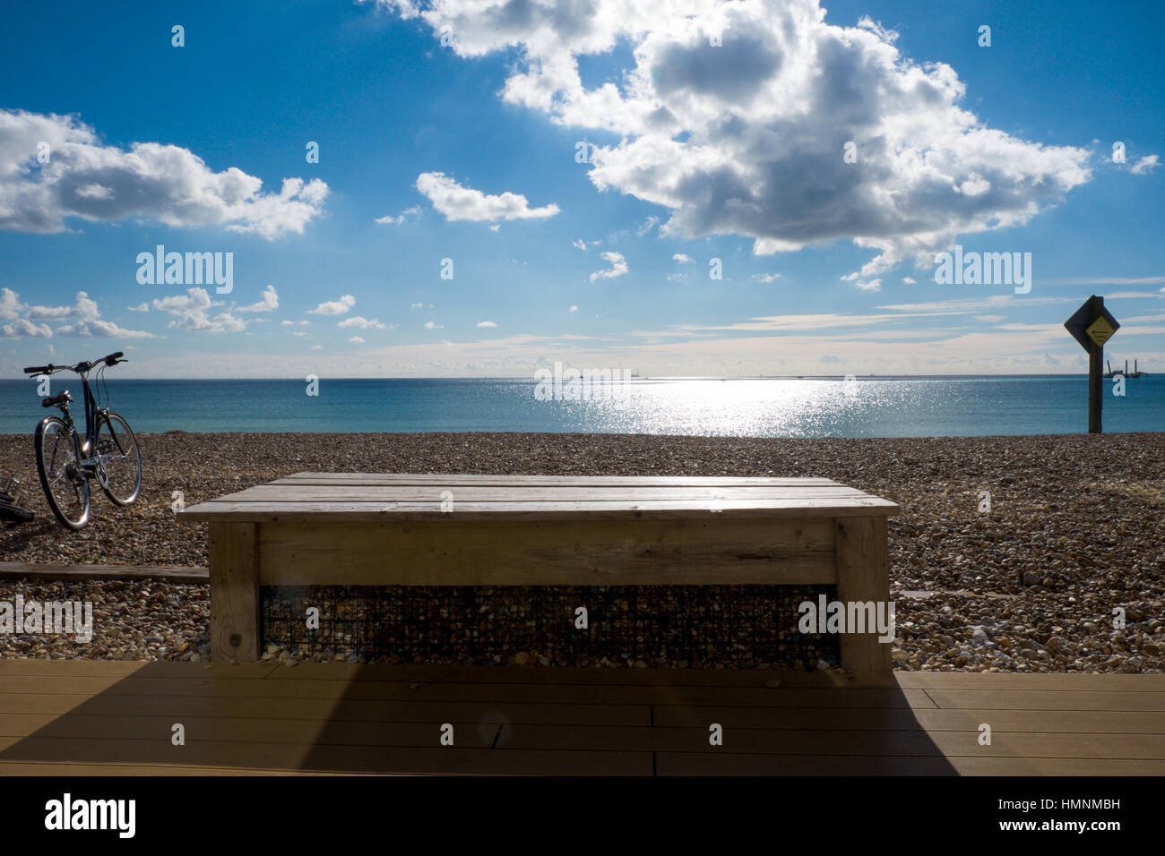 Banc en bois et vélo sur la plage par une journée ensoleillée, de la mer et du ciel Banque D'Images