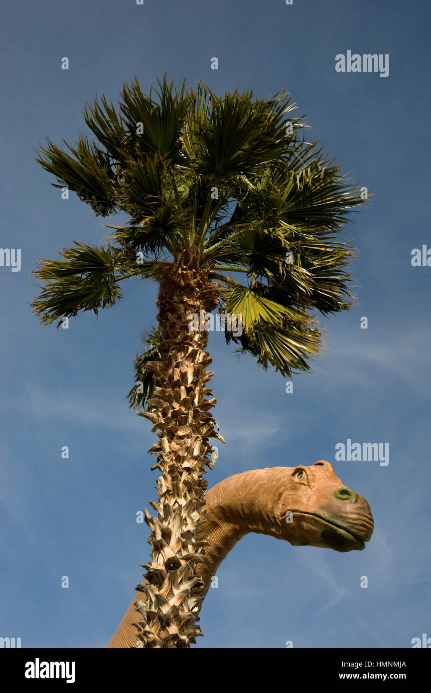 Taille de la vie des dinosaures comme réplique roadside attraction à Cabazon en route vers Palm Springs, Californie Banque D'Images