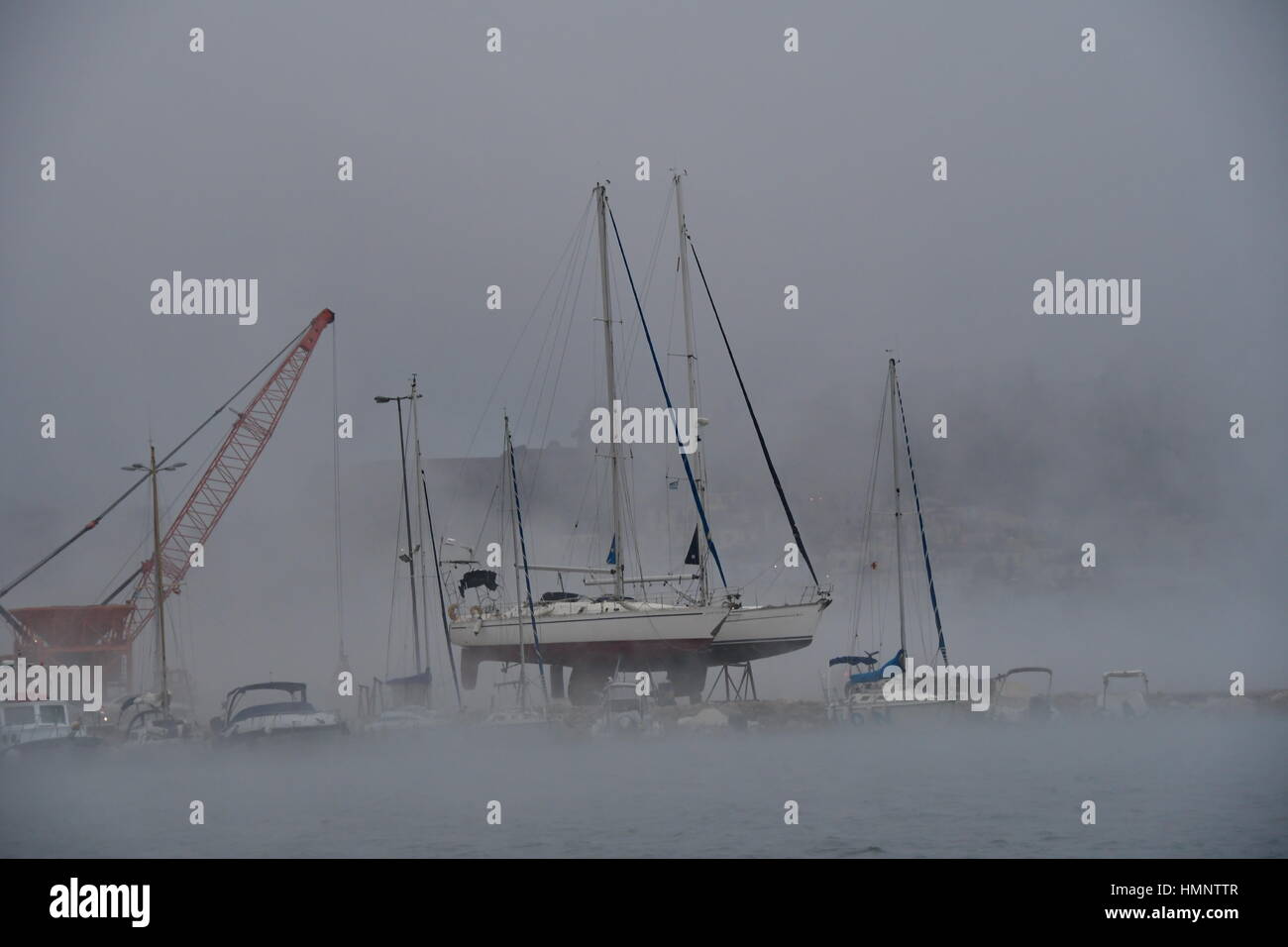 Les vapeurs d'eau passer de la mer à Nauplie, Péloponnèse, Grèce, 07 janvier 2017. Une vague de froid à travers la Grèce a entraîné une baisse spectaculaire des températures et Banque D'Images