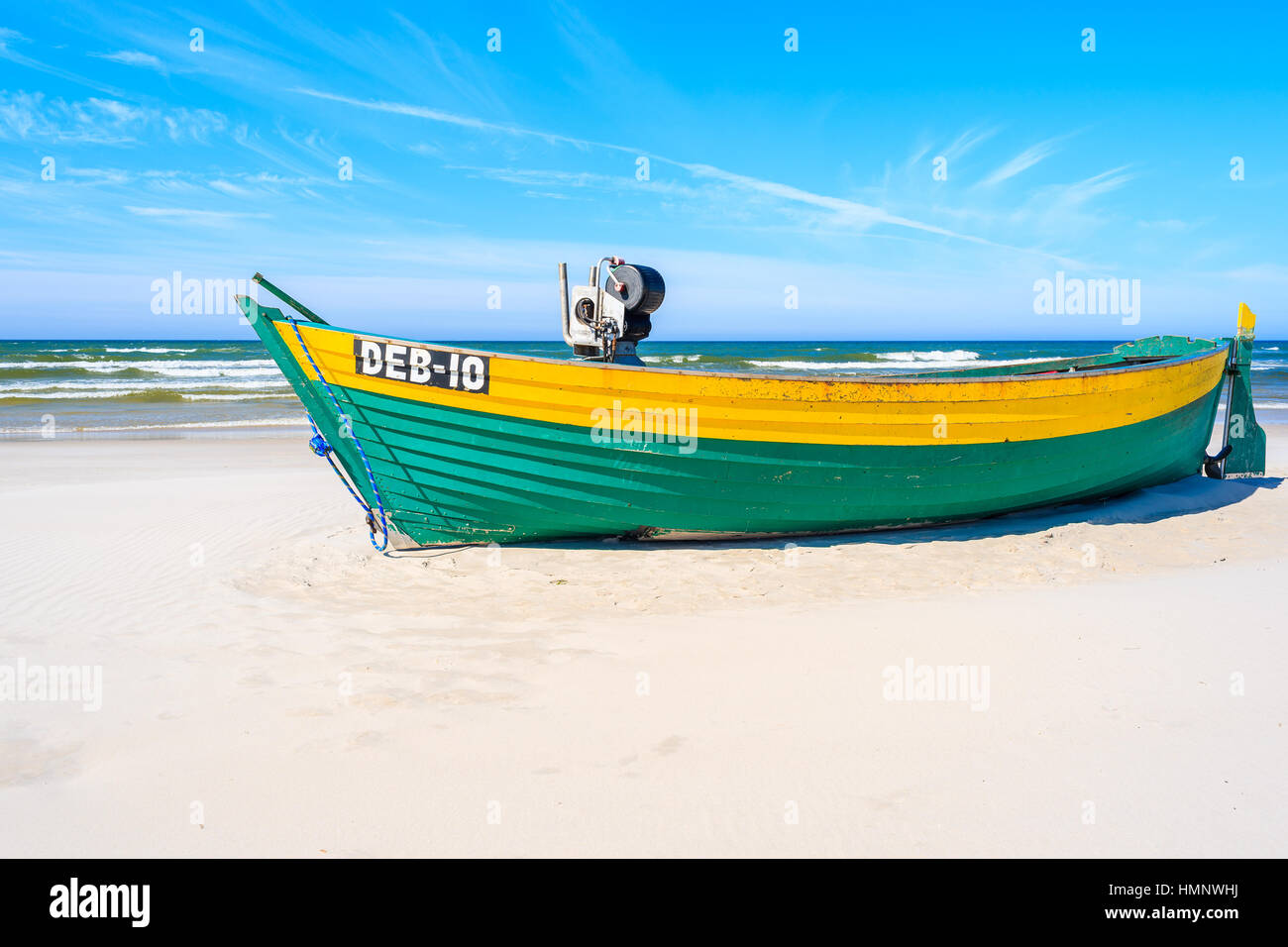 DEBKI PLAGE, MER BALTIQUE - JUN 18, 2016 : bateau de pêche colorés sur la plage de sable, côte de Debki de la mer Baltique, la Pologne. Banque D'Images