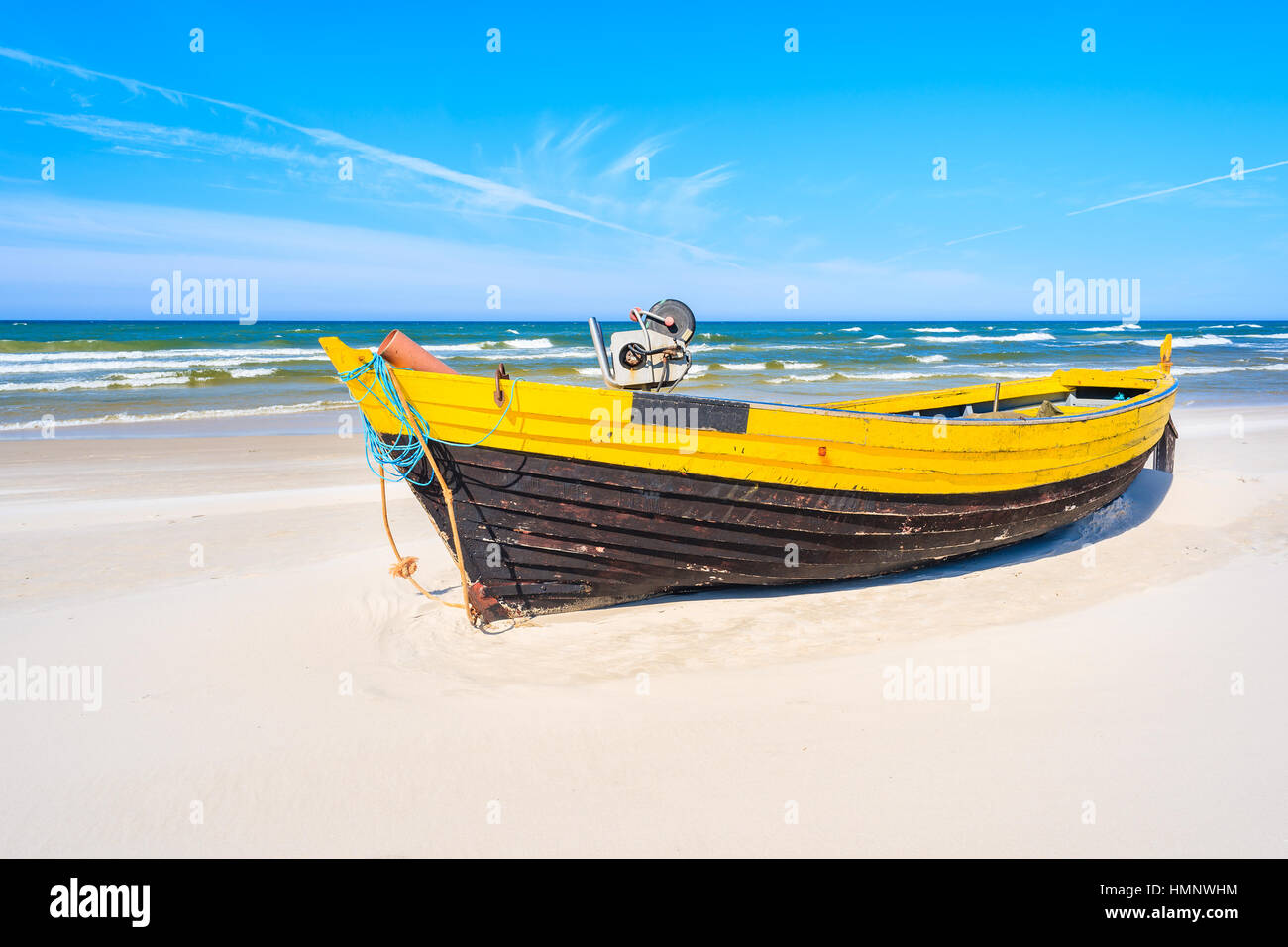 Bateau de pêche colorés sur la plage de sable, côte de Debki Mer Baltique, Pologne Banque D'Images