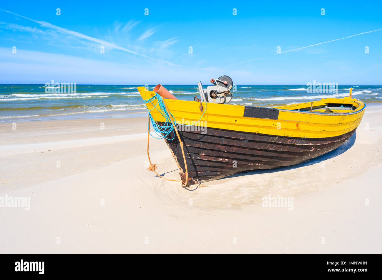 Bateau de pêche colorés sur la plage de sable, côte de Debki Mer Baltique, Pologne Banque D'Images