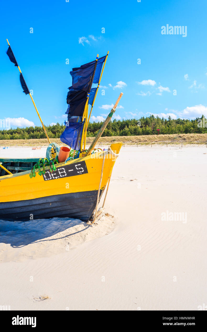 DEBKI PLAGE, MER BALTIQUE - JUN 18, 2016 : bateau de pêche colorés sur la plage de sable, côte de Debki de la mer Baltique, la Pologne. Banque D'Images
