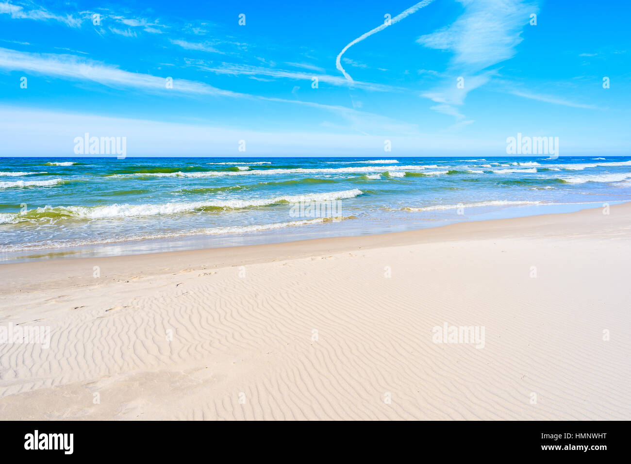 Les vagues de la mer sur la plage de sable de Debki, mer Baltique, Pologne Banque D'Images