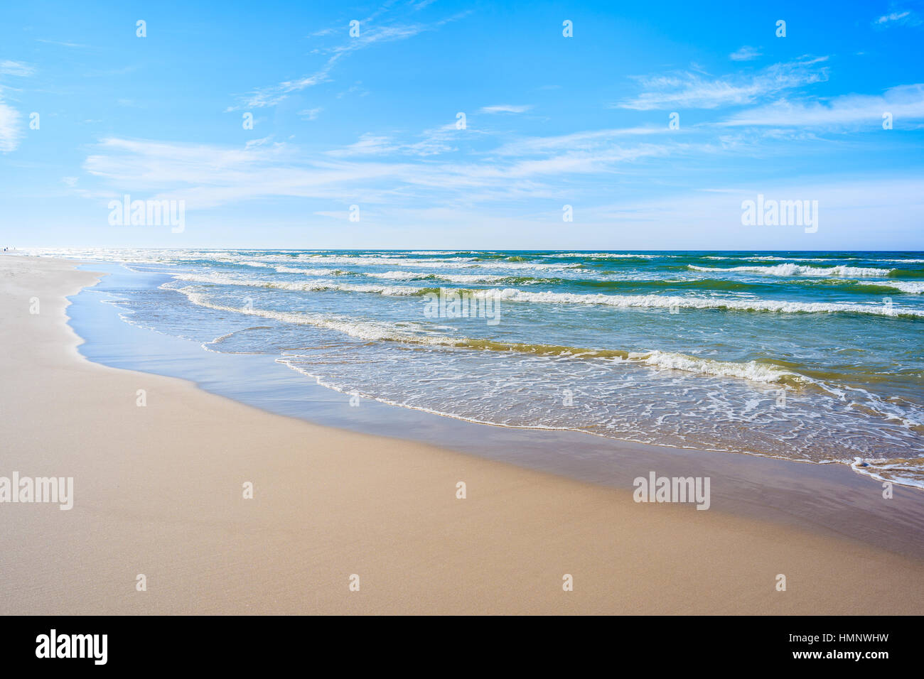 Les vagues de la mer sur la plage de sable idyllique Debki, mer Baltique, Pologne Banque D'Images