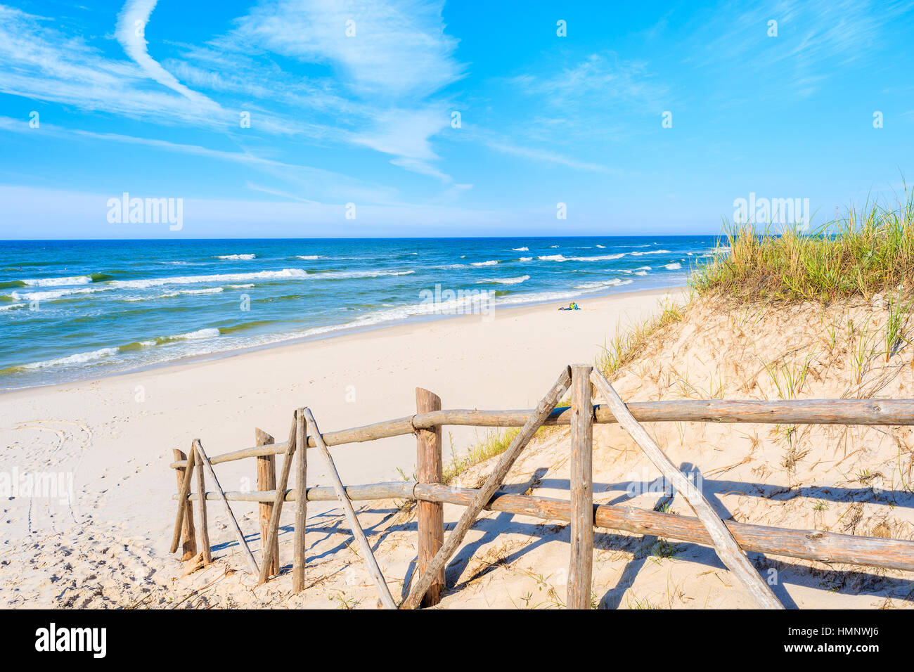 Clôture en bois de l'entrée de la plage de sable de Bialogora, mer Baltique, Pologne Banque D'Images