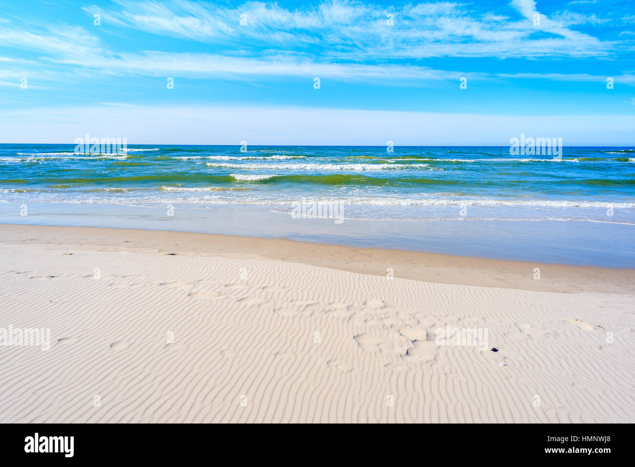 Sable blanc et une vue magnifique sur la mer sur la plage de Debki, mer Baltique, Pologne Banque D'Images