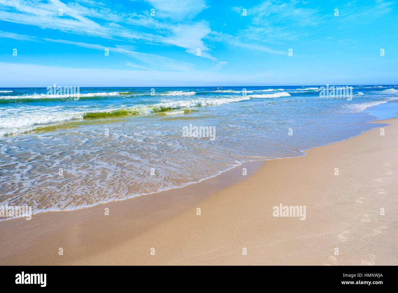Vue magnifique sur la mer des vagues sur la plage de la mer Baltique, Debki, Pologne Banque D'Images