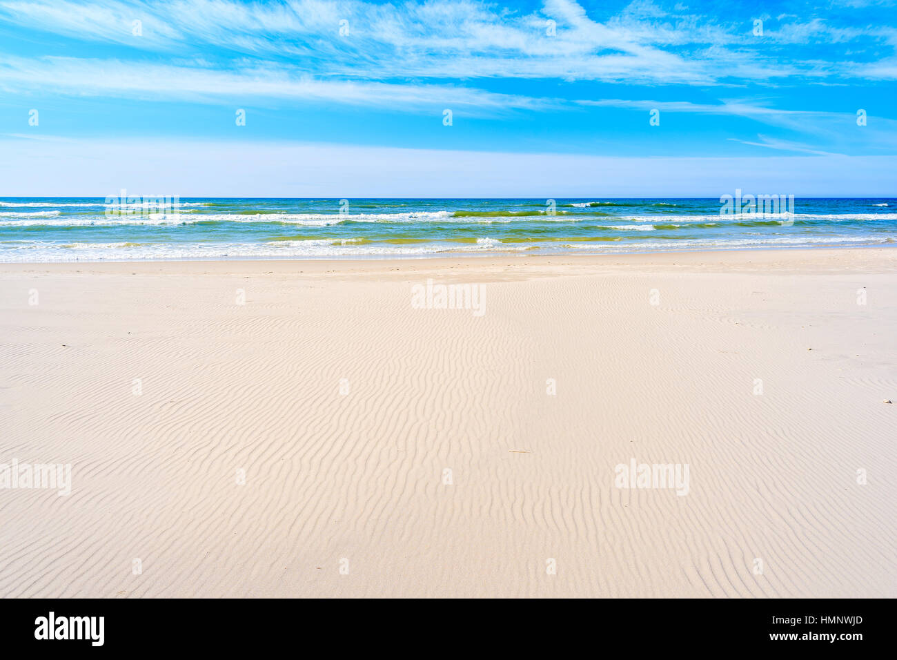 Sable blanc et une vue magnifique sur la mer sur la plage de Debki, mer Baltique, Pologne Banque D'Images
