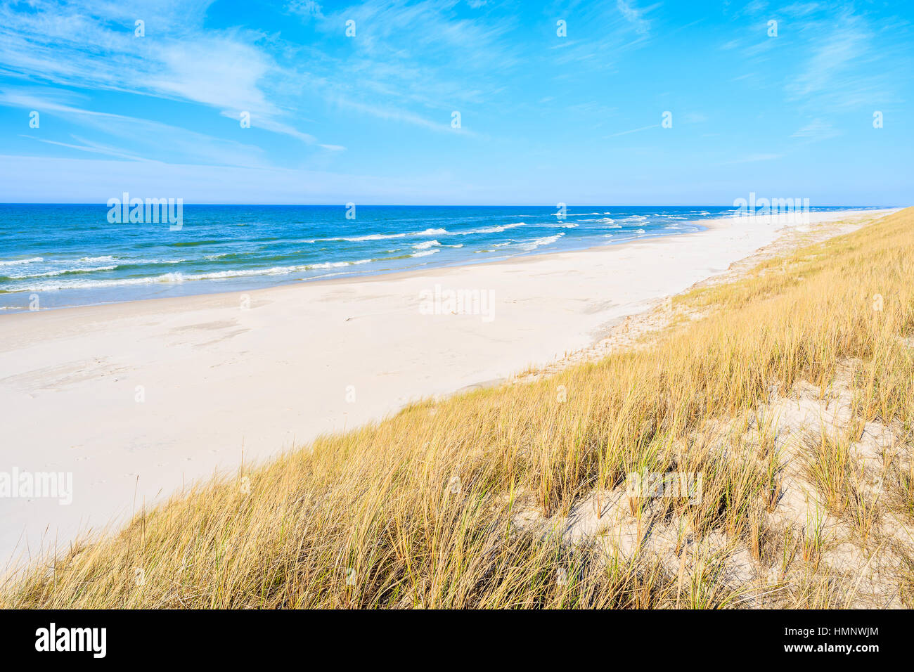 Le sable blanc et les dunes d'herbe sur Debki plage, mer Baltique, Pologne Banque D'Images