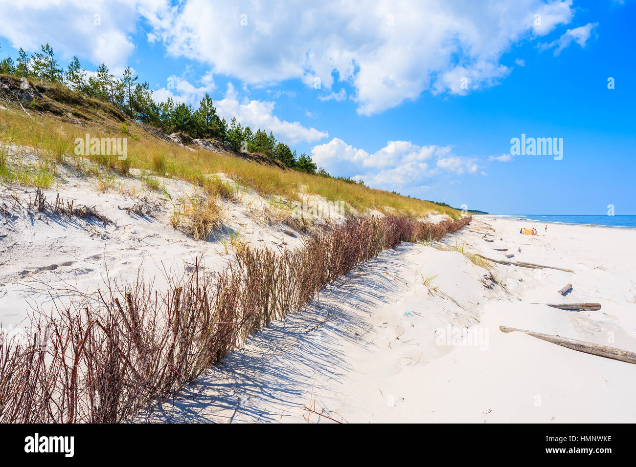 Vue sur plage de sable blanc en Lubiatowo, mer Baltique, Pologne Banque D'Images