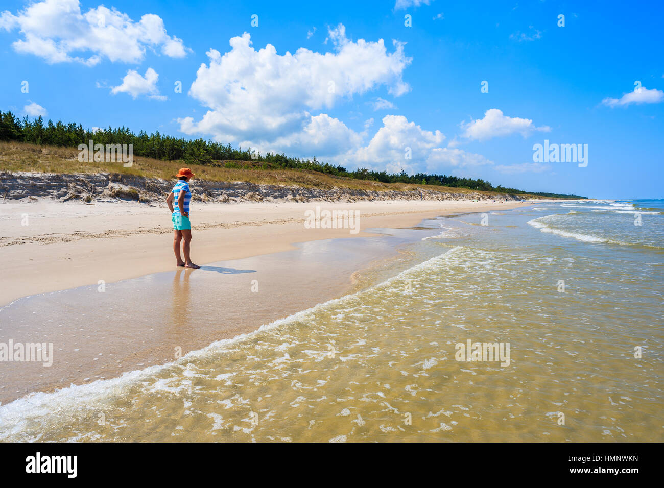 Jeune femme debout sur tourisme belle Lubiatowo Beach sur la côte de la mer Baltique, Pologne Banque D'Images