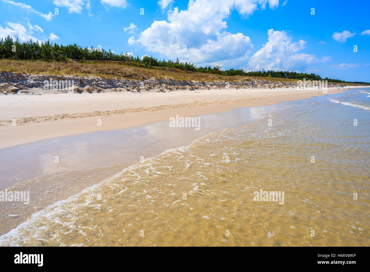 Les vagues de la mer sur la belle plage sur la côte de Lubiatowo Mer Baltique, Pologne Banque D'Images