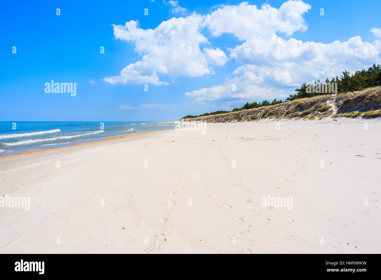 Vue sur plage de sable blanc en Lubiatowo, mer Baltique, Pologne Banque D'Images