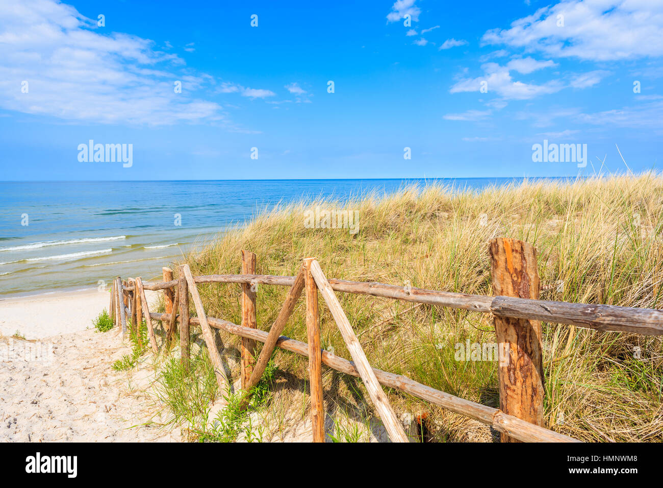 Clôture en bois le long des dunes de sable sur la plage de la mer Baltique, Lubiatowo, Pologne Banque D'Images