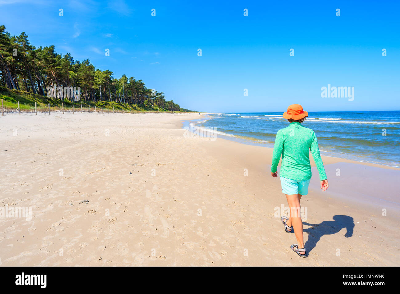 Young woman walking along Lubiatowo plage, mer Baltique, Pologne Banque D'Images
