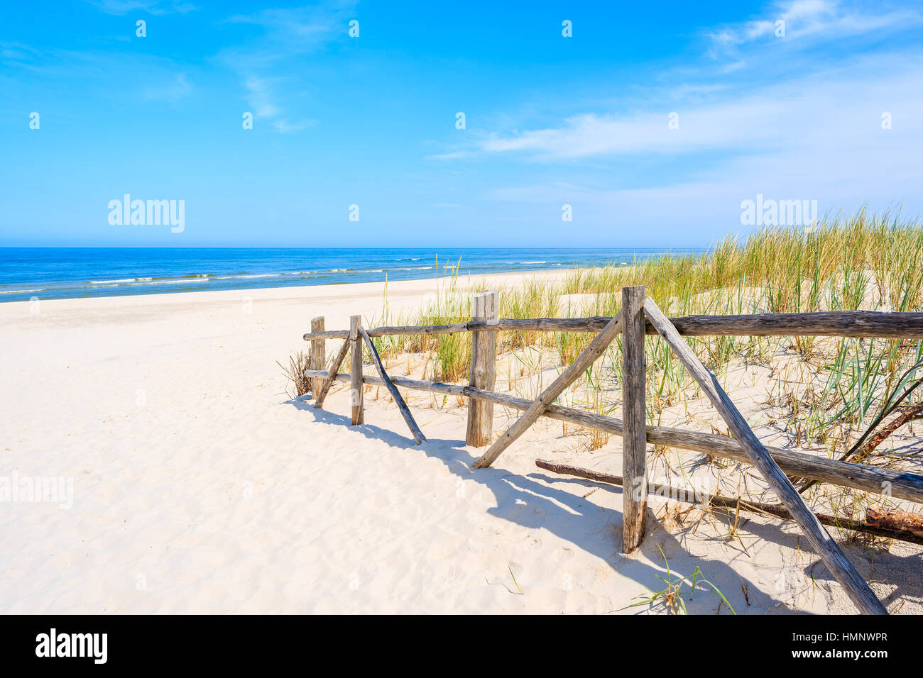 Clôture en bois d'entrée de la plage de sable blanc, mer Baltique, Pologne Banque D'Images