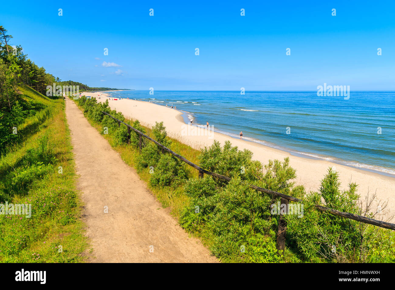Sentier du littoral le long de plage de Jastrzebia Gora, mer Baltique, Pologne Banque D'Images