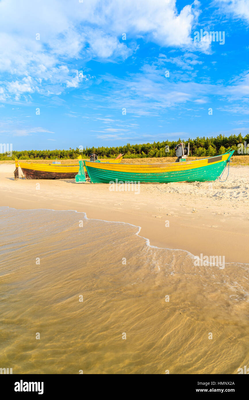 Bateaux de pêche colorés sur la plage de sable de Debki, mer Baltique, Pologne Banque D'Images